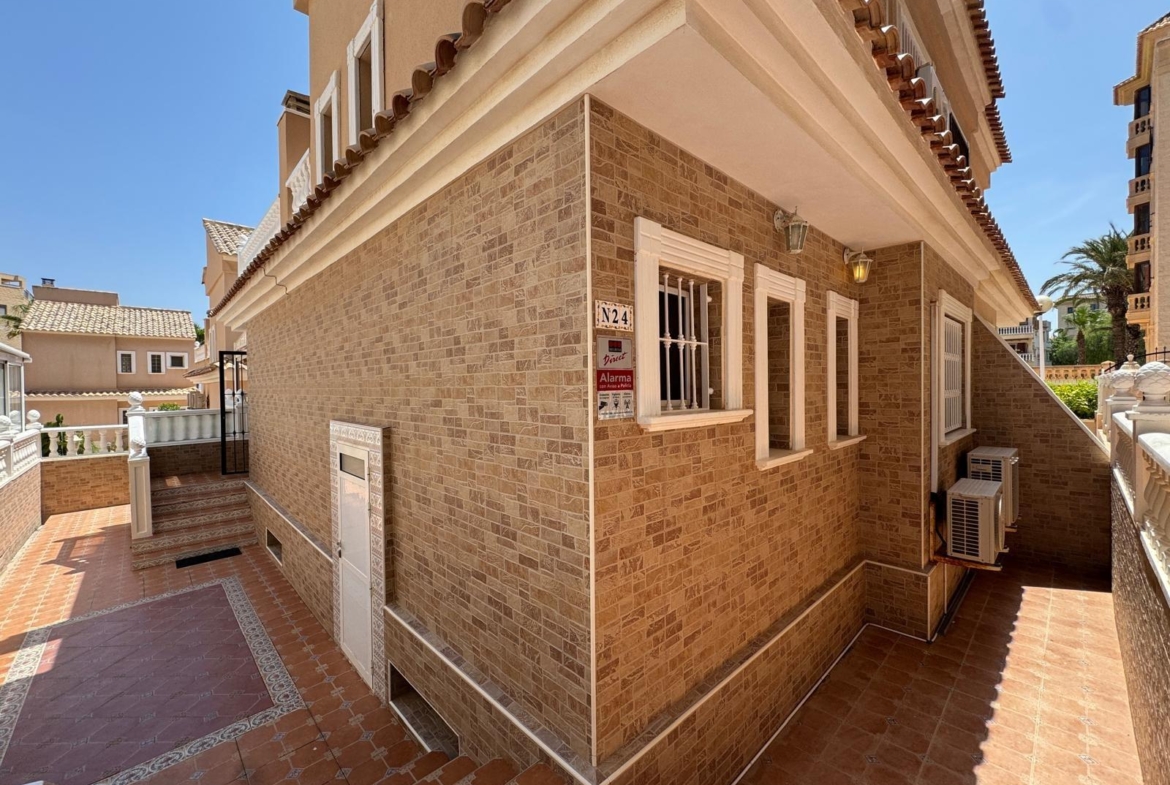ADOSADO EN GUARDAMAR DEL SEGURA CON GARAJE A 400 METROS DE PLAYA. 3 DORM. 2 BAÑOS. SOTANO DE 60 M2. PISCINA COMUNITARIA.