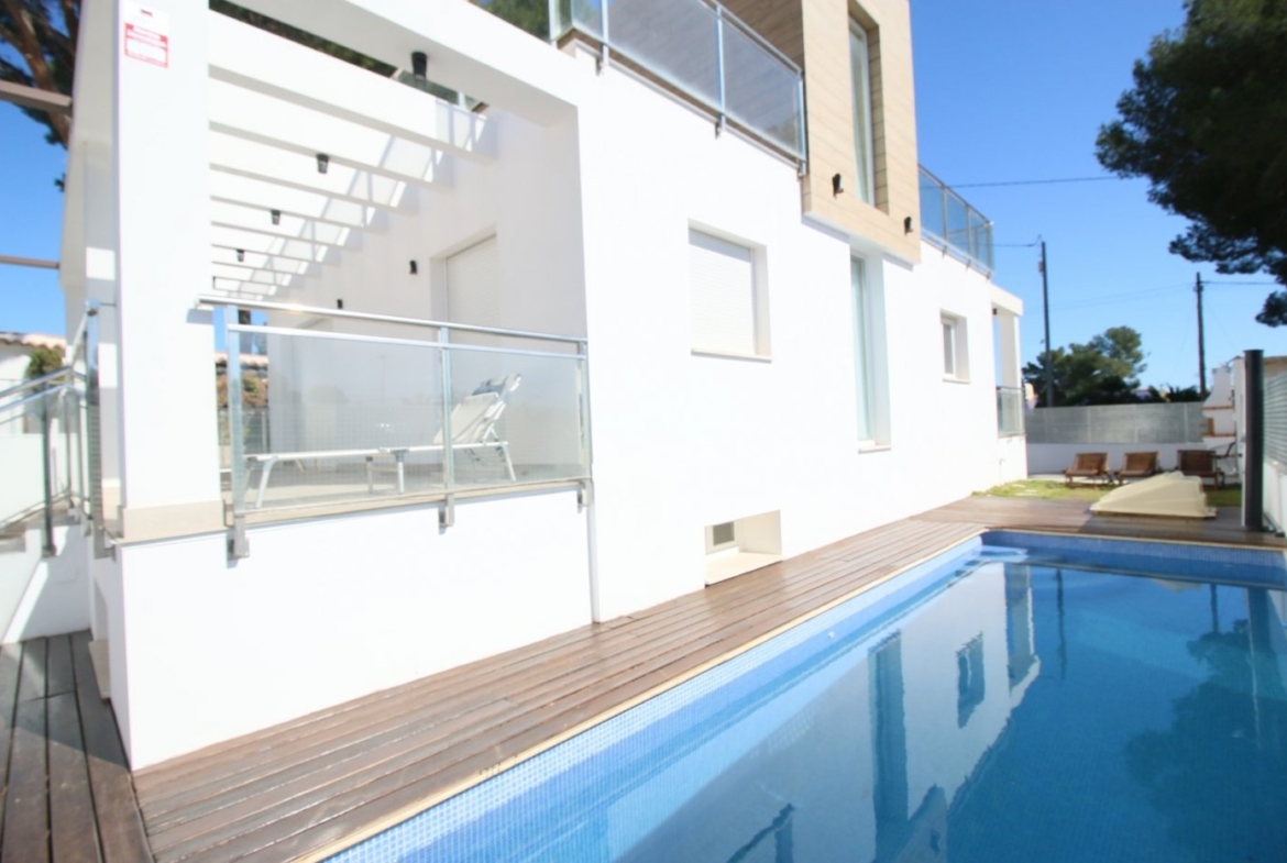Villa de obra nueva en zona Av. Coloma de La Nucia