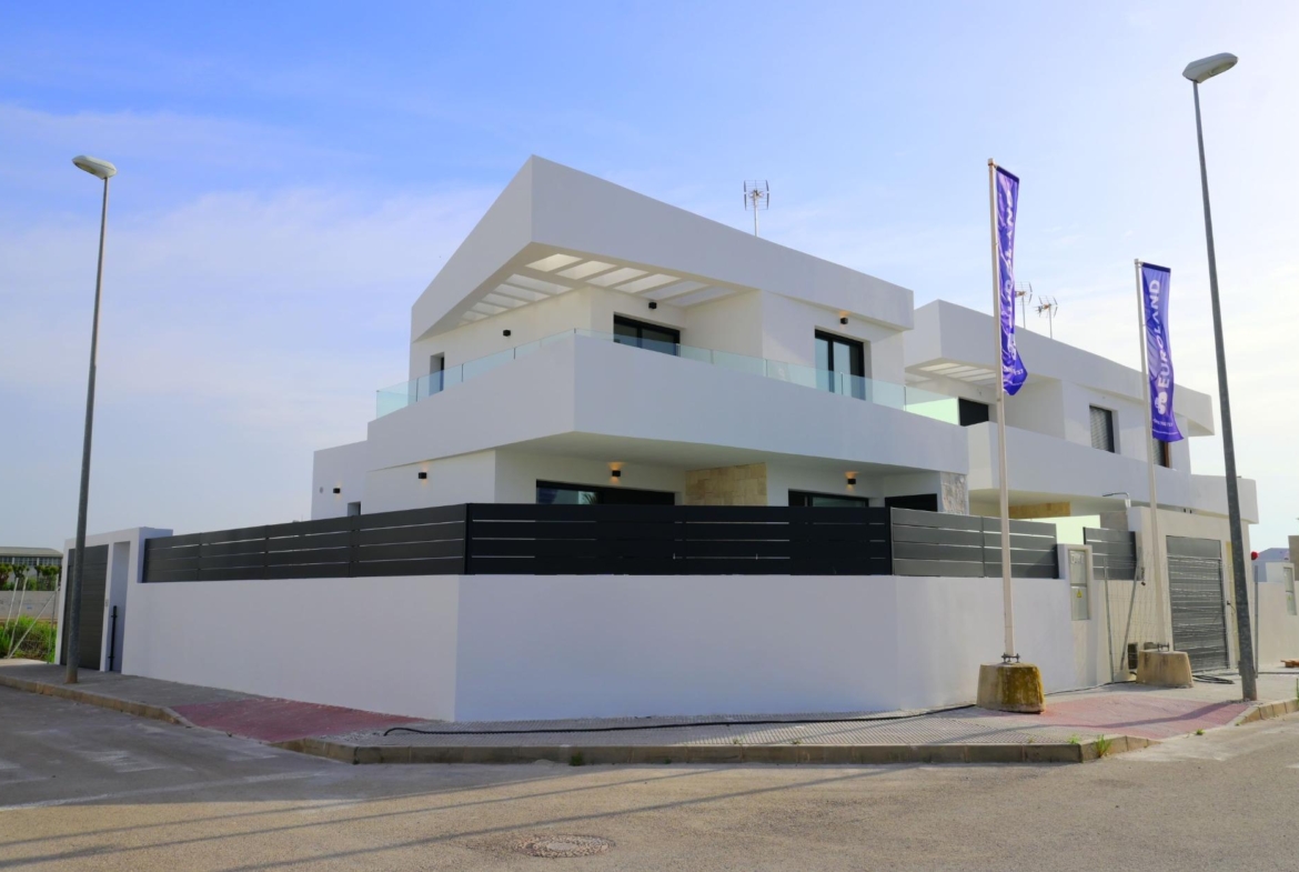 EXCLUSIVIDAD Y BIENESTAR: VILLA CON JARDÍN Y GARAJE PRIVADO