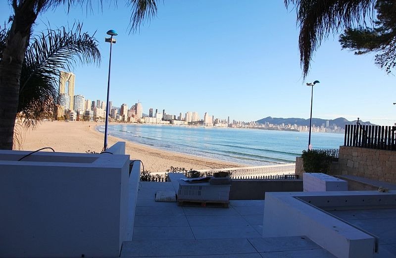 l Impressionante Dúplex a Estrenar en Primera Línea de Playa en Benidorm – Poniente