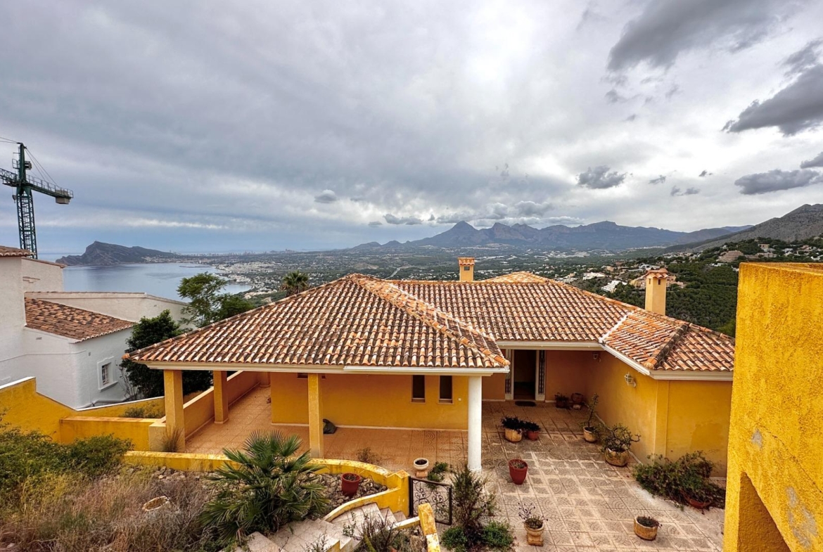 “Villa met panoramisch uitzicht en groot potentieel in Altea Hills”