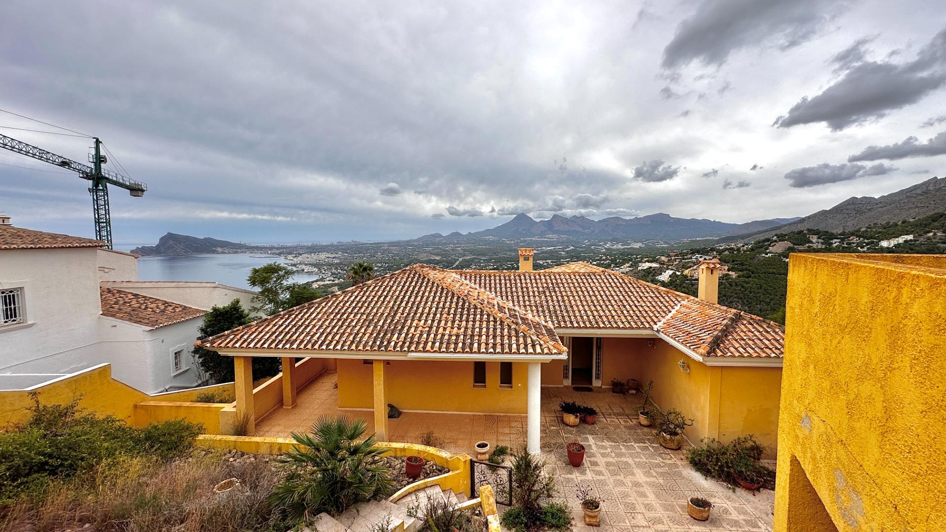 “Villa met panoramisch uitzicht en groot potentieel in Altea Hills”