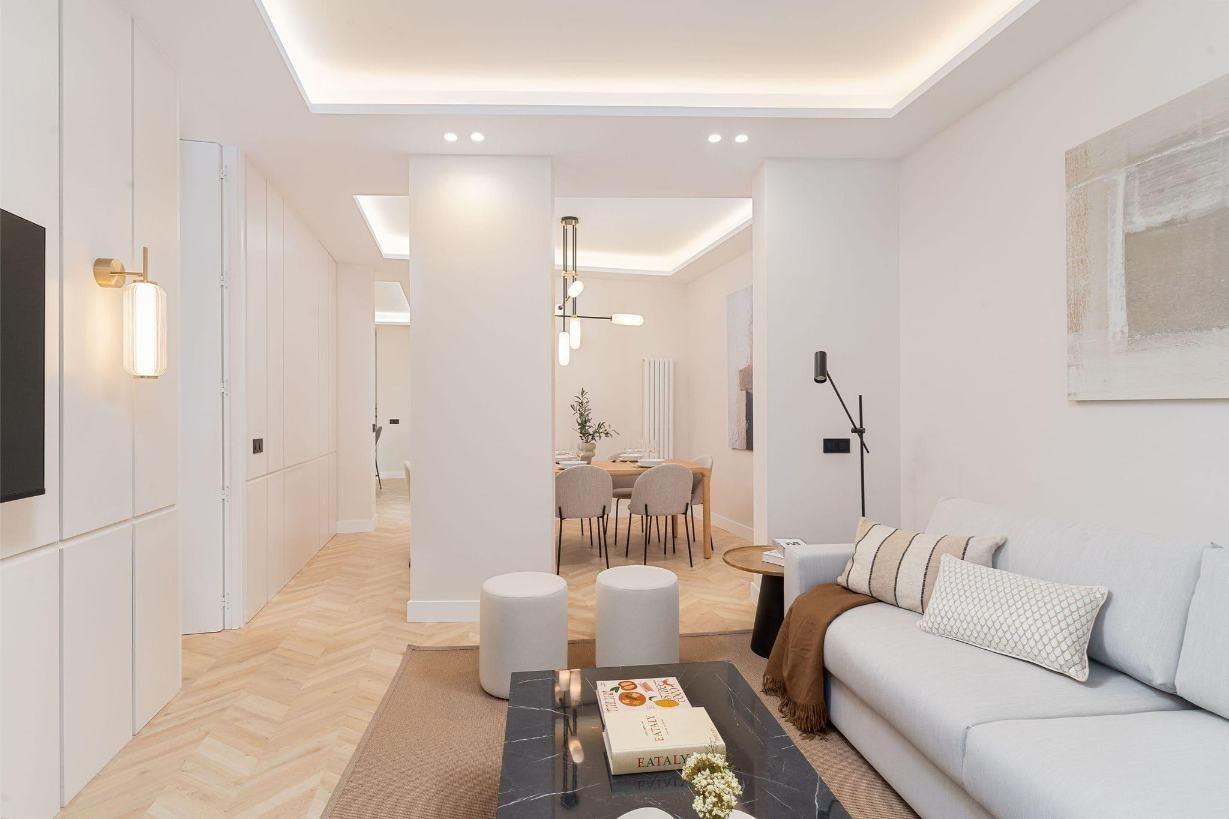 LUXUEUS VOLLEDIG GERENOVEERD APPARTEMENT IN MADRID CENTER