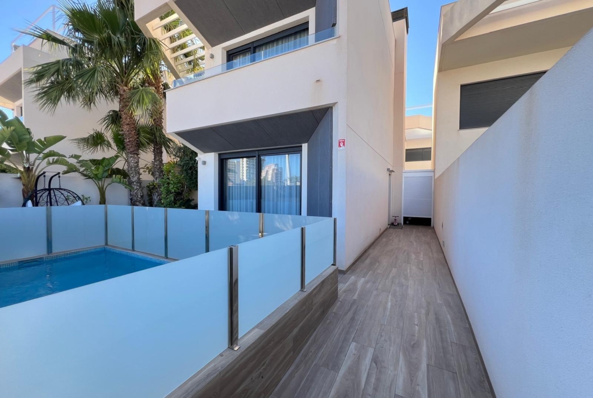 VILLA OBRA NUEVA! 3 DORMITORIOS. 3 BAÑOS. PARCELA 200 M2. PISCINA PROPIA. GARAJE.