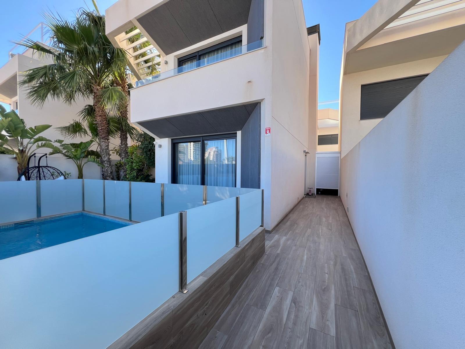 VILLA OBRA NUEVA! 3 DORMITORIOS. 3 BAÑOS. PARCELA 200 M2. PISCINA PROPIA. GARAJE.
