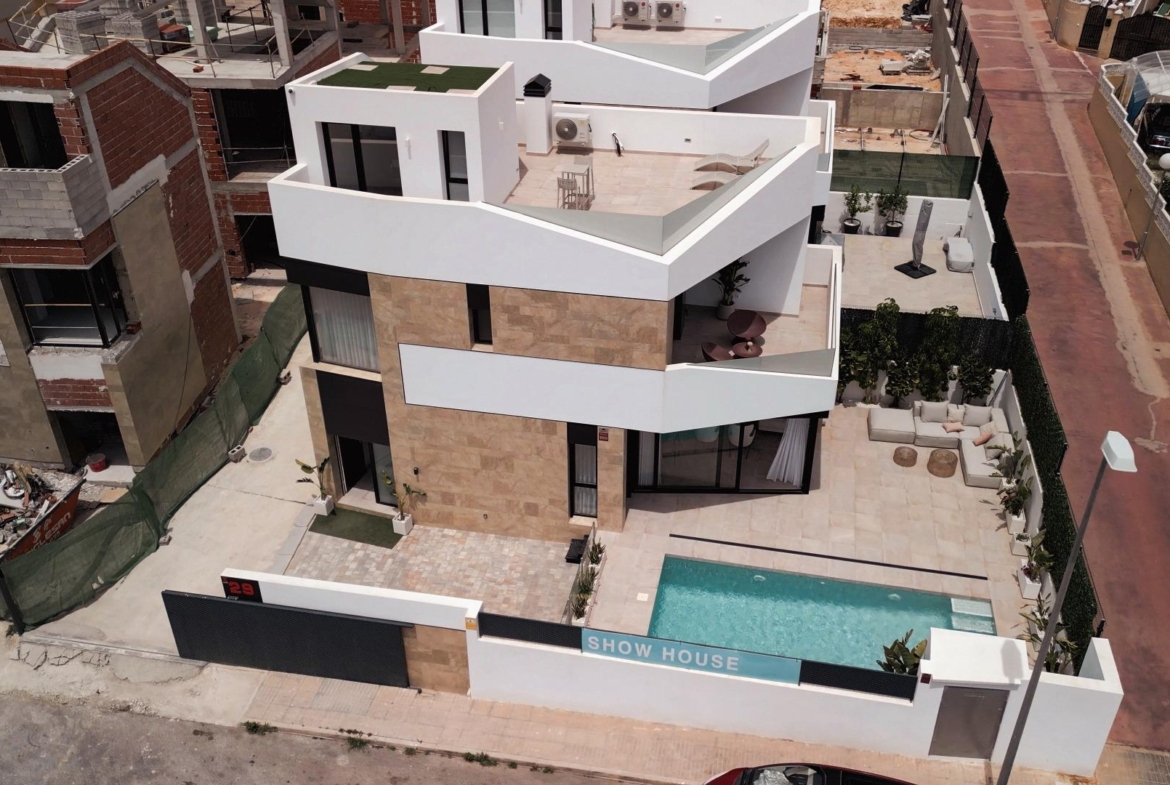 VILLAS DE LUJO! OBRA NUEVA DE ALTA CALIDAD! 3 DORMITORIOS. 3 BAÑOS. PISCINA PRIVADA. PARCELA 180M2.