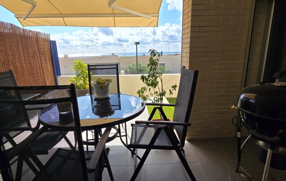 BUNGALOW IN CITY OF LIGHT FACING THE SEA – TORMOS STREET
