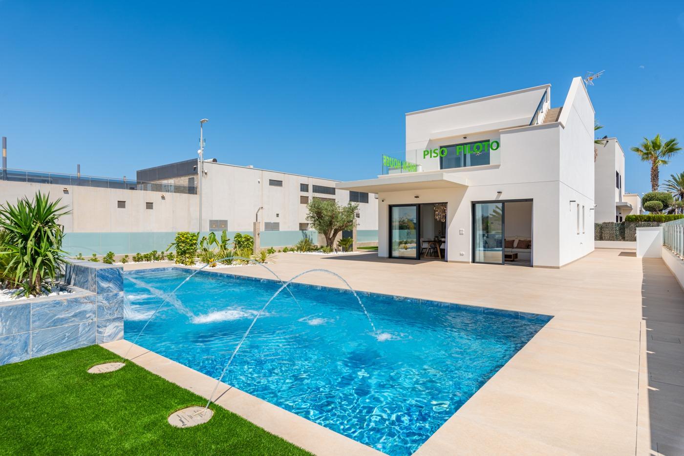 4-2-73 OBRA NUEVA! VILLA DE LUJO EN ORIHUELA COSTA. PLAYA A 350 METROS.
