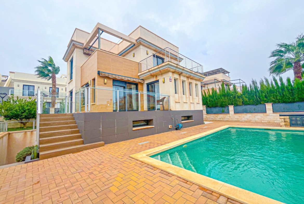 VILLA DE LUJO EN LA ZENIA. 5 DORM. 4 BAÑOS. PISCINA PRIVADA. PARCELA 410 M2.