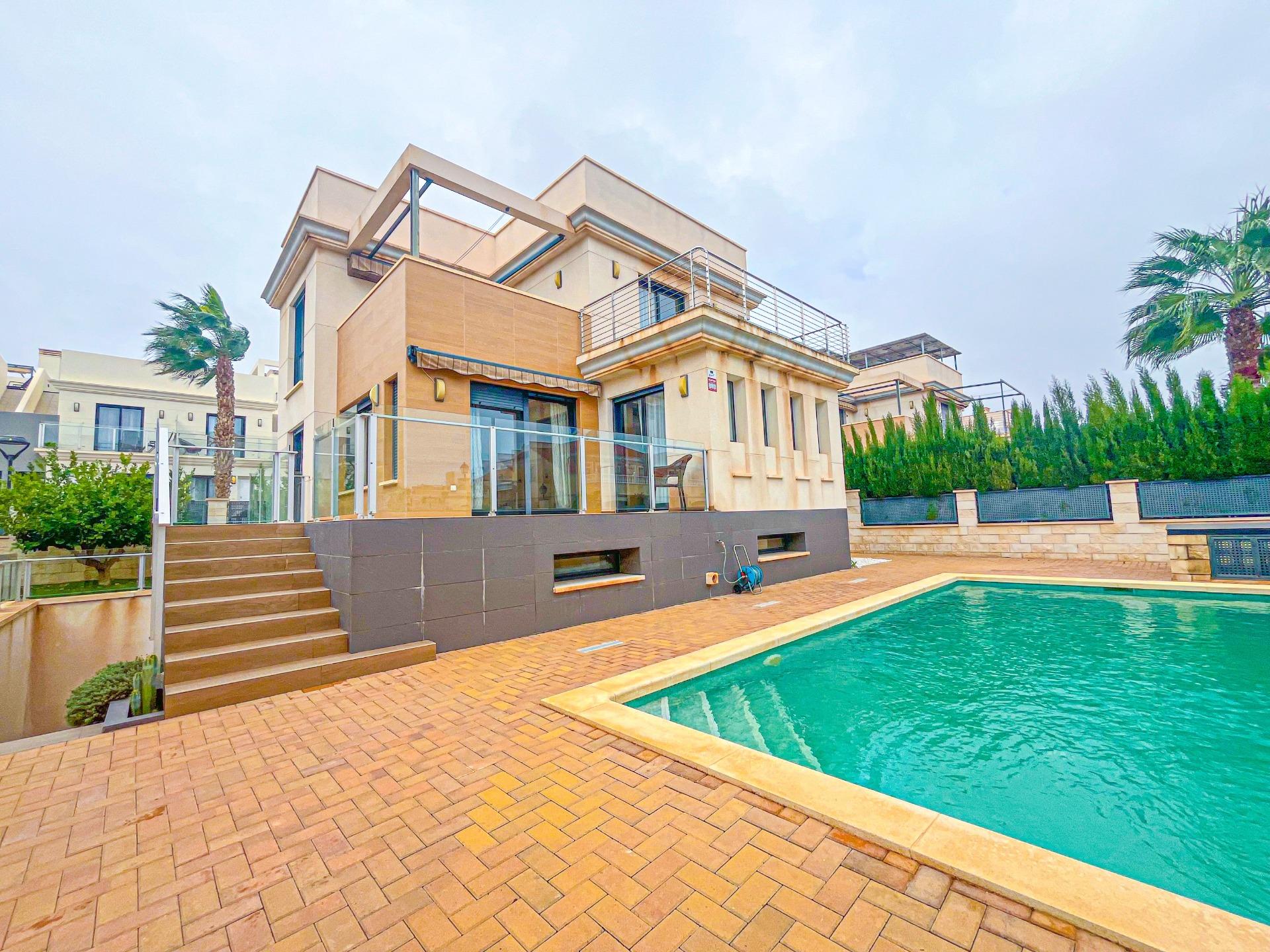4-2-77 VILLA DE LUJO EN LA ZENIA. 5 DORM. 4 BAÑOS. PISCINA PRIVADA. PARCELA 410 M2.
