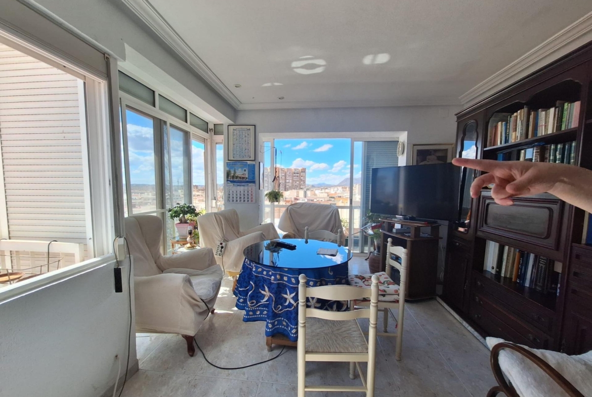 PISO AMPLIO Y LUMINOSO CON ASCENSOR EN PINTOR GISBERT – SAN BLAS
