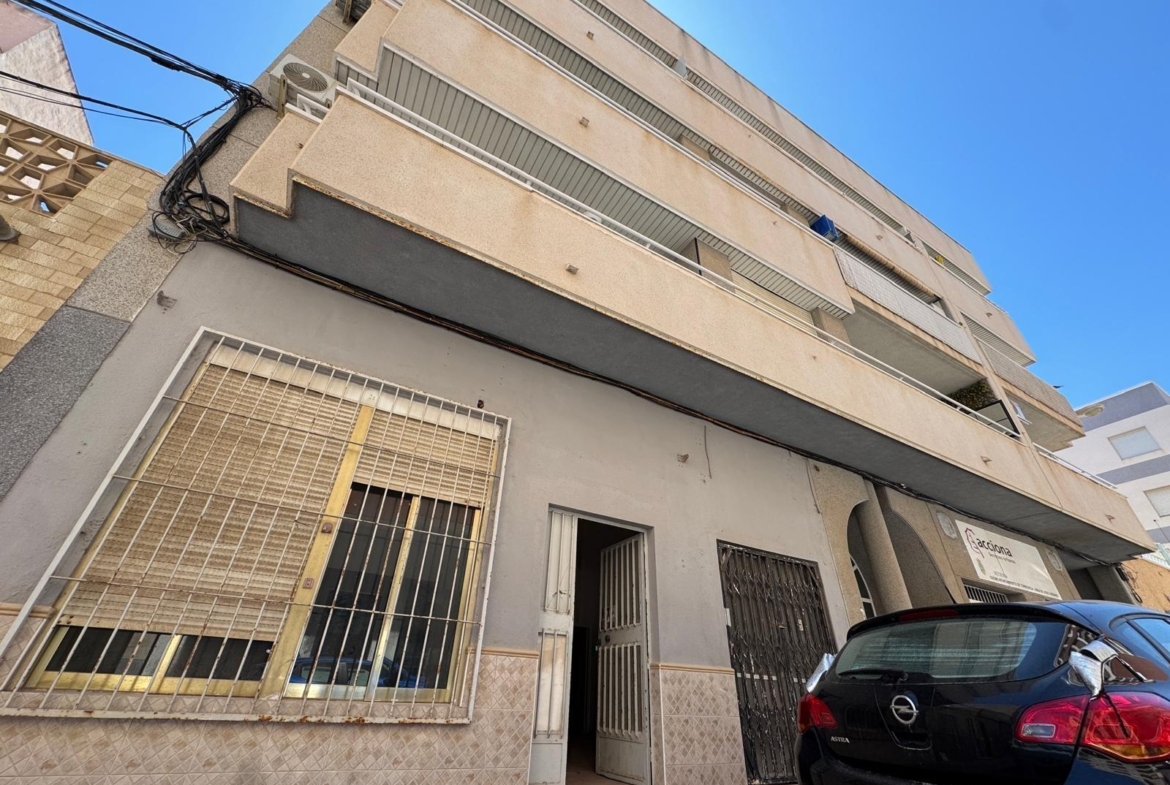 SE VENDE LOCAL COMERCIAL CON 261 M2. A 150 METROS DE LA PLAYA. PARA CUALQUER TIPO DE NEGOCIO.