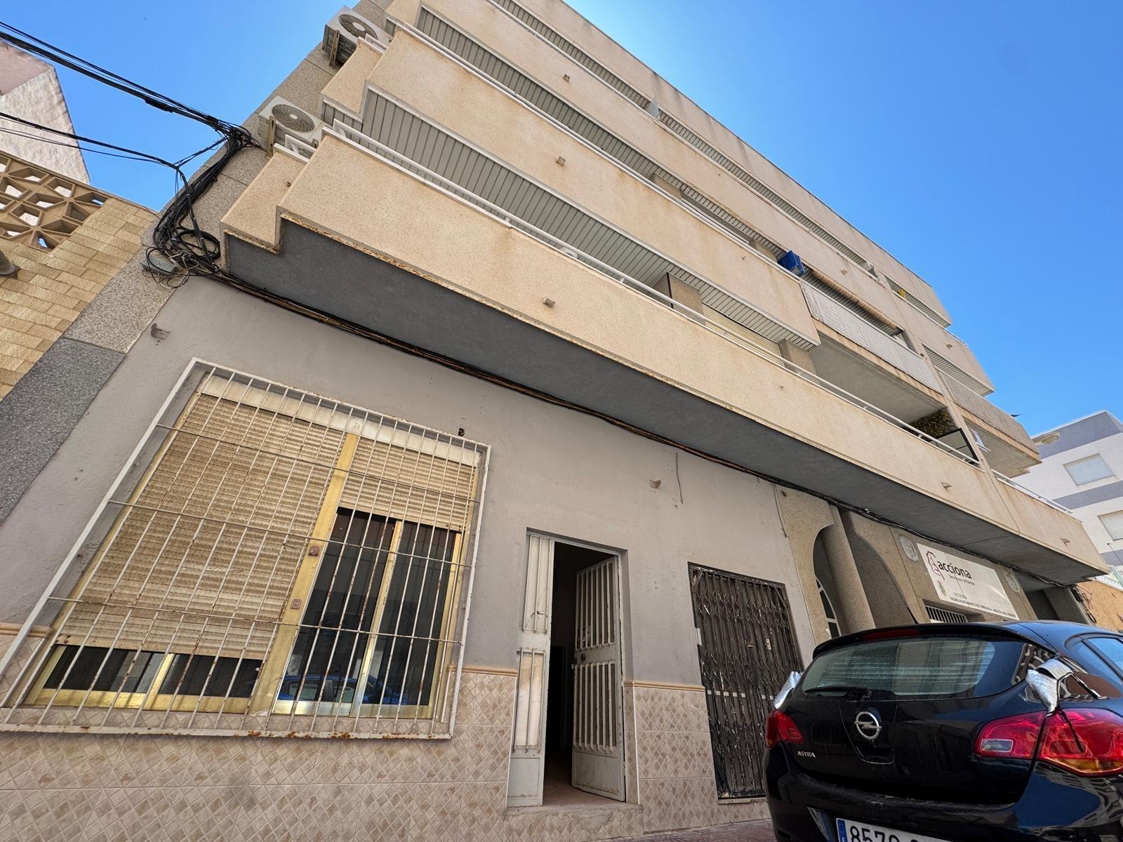 4-2-94 SE VENDE LOCAL COMERCIAL CON 261 M2. A 150 METROS DE LA PLAYA. PARA CUALQUER TIPO DE NEGOCIO.