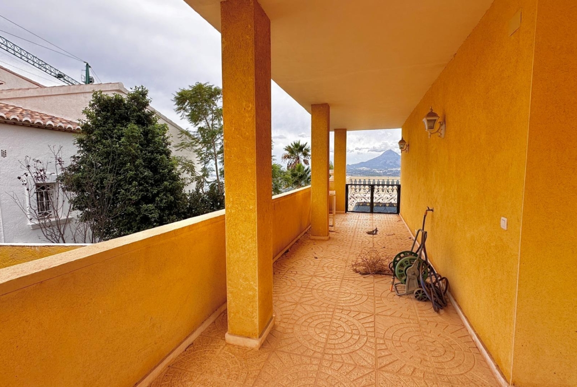 “Villa met panoramisch uitzicht en groot potentieel in Altea Hills”