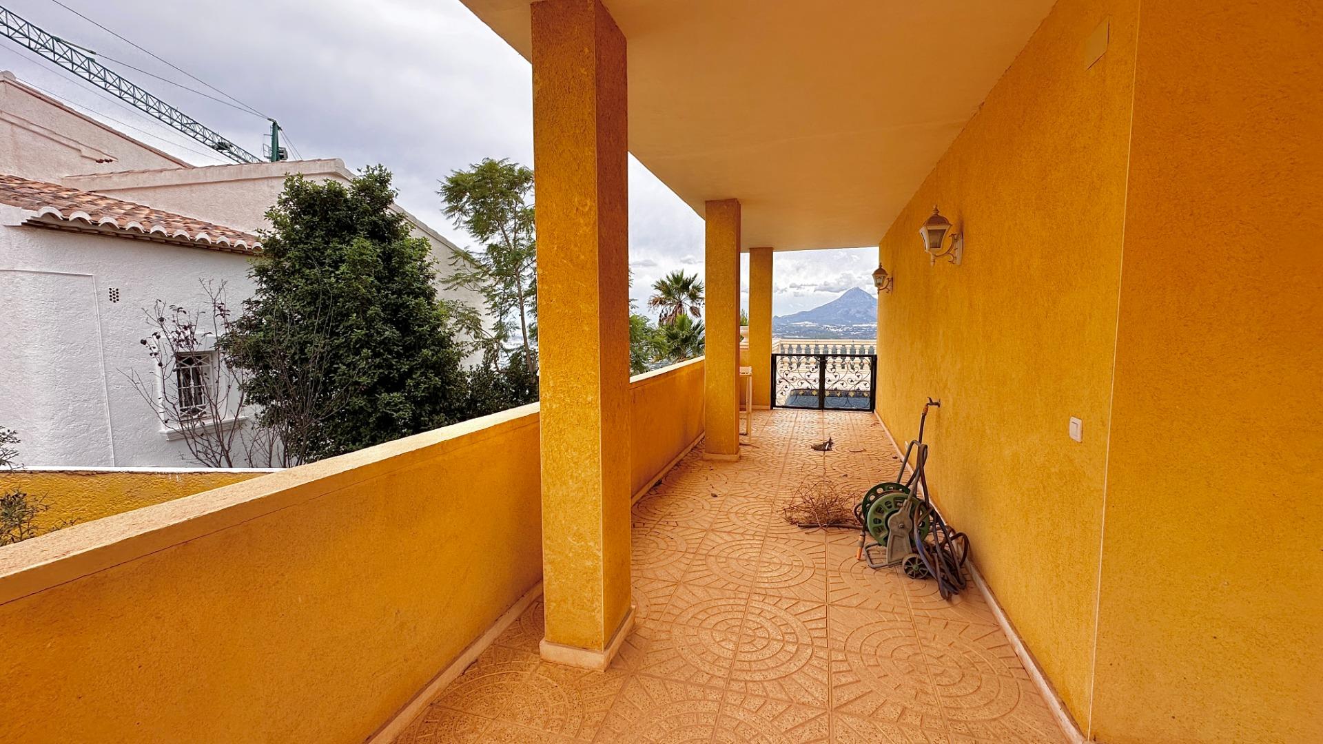 “Villa met panoramisch uitzicht en groot potentieel in Altea Hills”