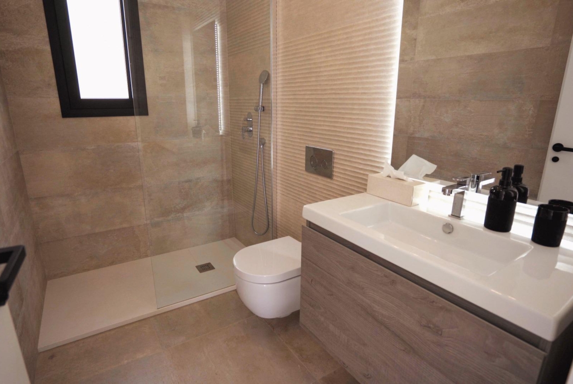 VILLAS DE LUJO! OBRA NUEVA DE ALTA CALIDAD! 3 DORMITORIOS. 3 BAÑOS. PISCINA PRIVADA. PARCELA 180M2.