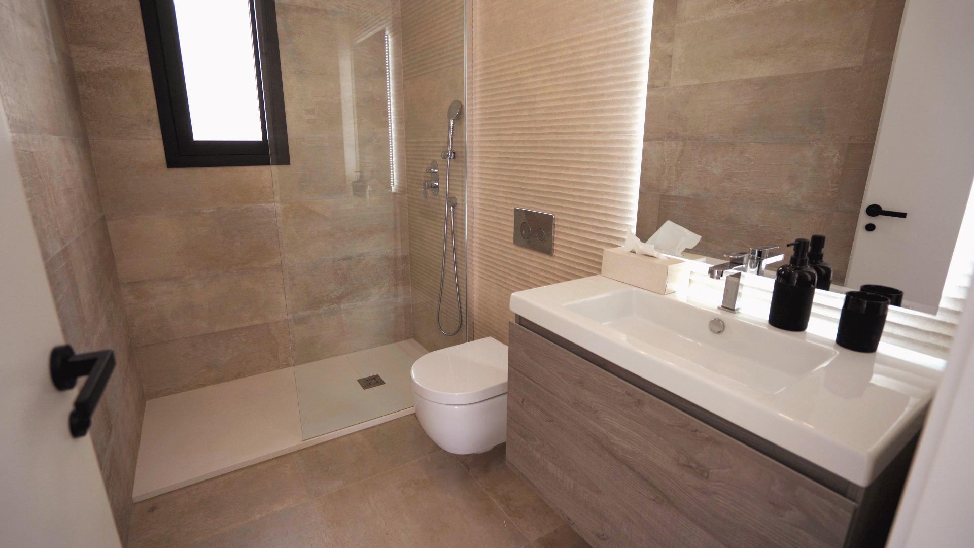 VILLAS DE LUJO! OBRA NUEVA DE ALTA CALIDAD! 3 DORMITORIOS. 3 BAÑOS. PISCINA PRIVADA. PARCELA 180M2.