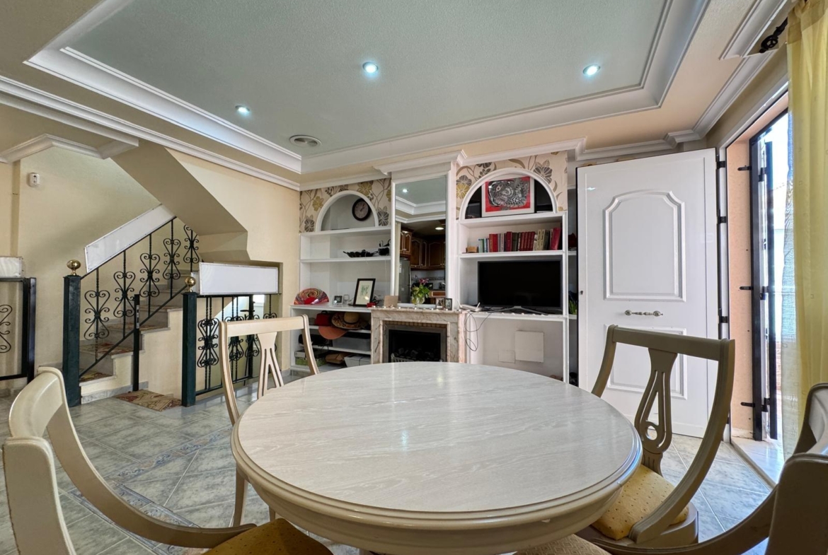 ADOSADO EN GUARDAMAR DEL SEGURA CON GARAJE A 400 METROS DE PLAYA. 3 DORM. 2 BAÑOS. SOTANO DE 60 M2. PISCINA COMUNITARIA.