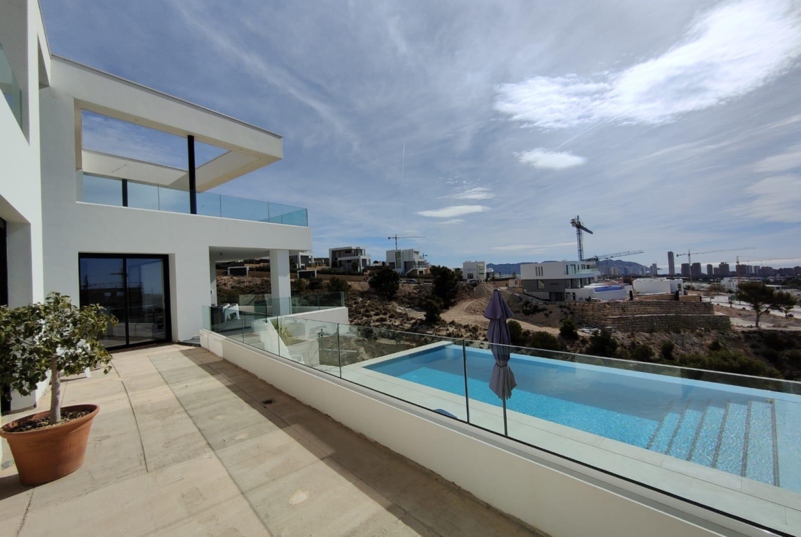 LARGE MODERN VILLA IN FINESTRAT