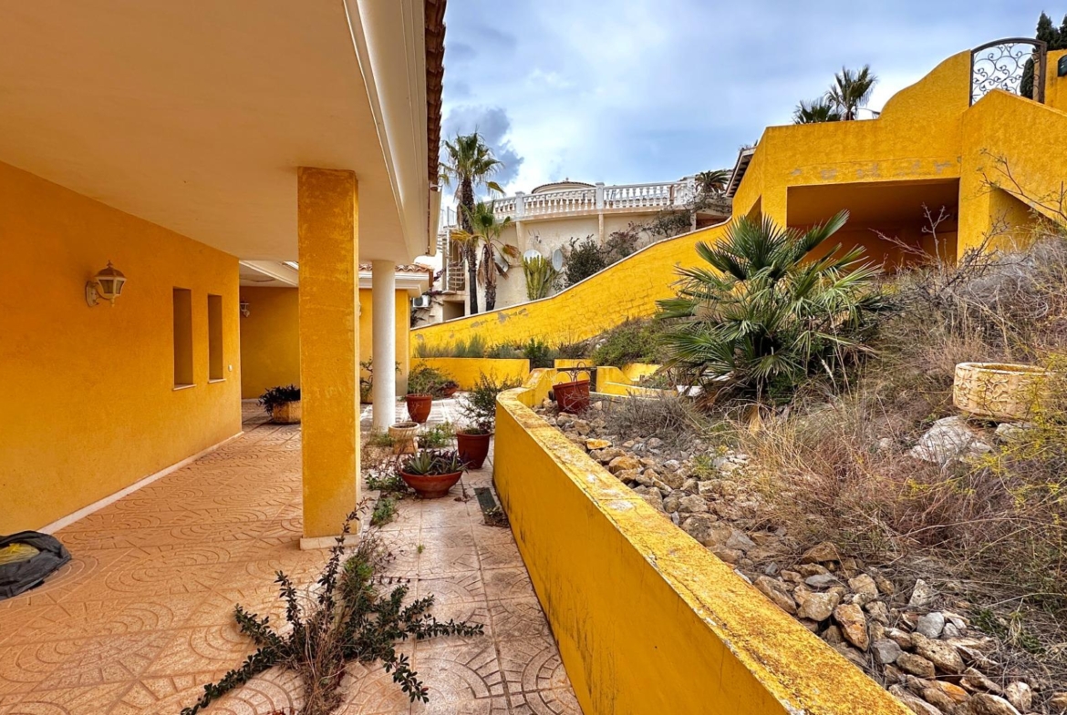 “Villa met panoramisch uitzicht en groot potentieel in Altea Hills”