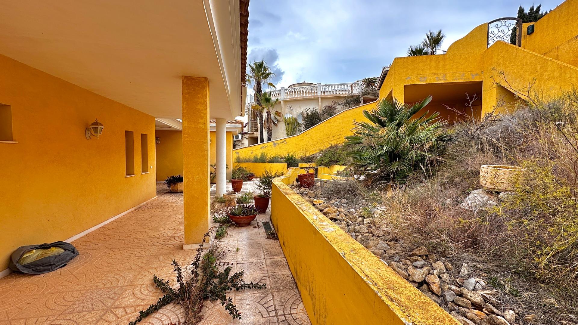 “Villa met panoramisch uitzicht en groot potentieel in Altea Hills”