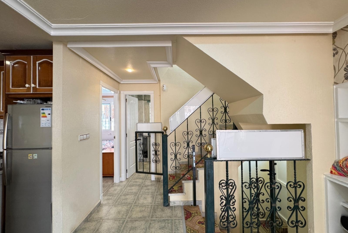ADOSADO EN GUARDAMAR DEL SEGURA CON GARAJE A 400 METROS DE PLAYA. 3 DORM. 2 BAÑOS. SOTANO DE 60 M2. PISCINA COMUNITARIA.