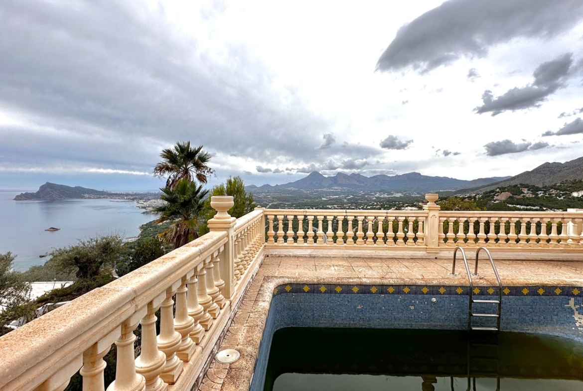 “Villa met panoramisch uitzicht en groot potentieel in Altea Hills”