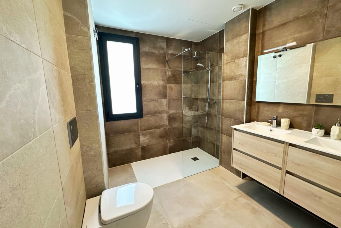 EXCLUSIVIDAD Y BIENETAR: VILLA CON JARDÍN Y GARAJE PRIVADO