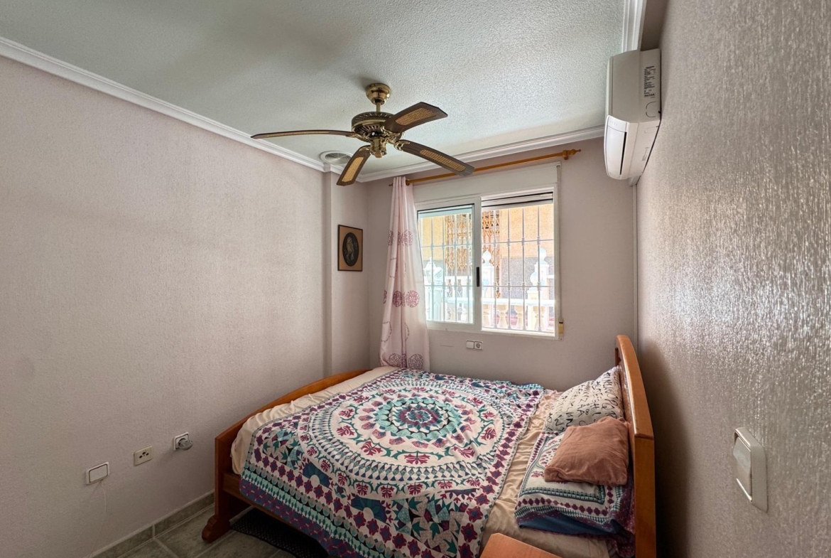 ADOSADO EN GUARDAMAR DEL SEGURA CON GARAJE A 400 METROS DE PLAYA. 3 DORM. 2 BAÑOS. SOTANO DE 60 M2. PISCINA COMUNITARIA.