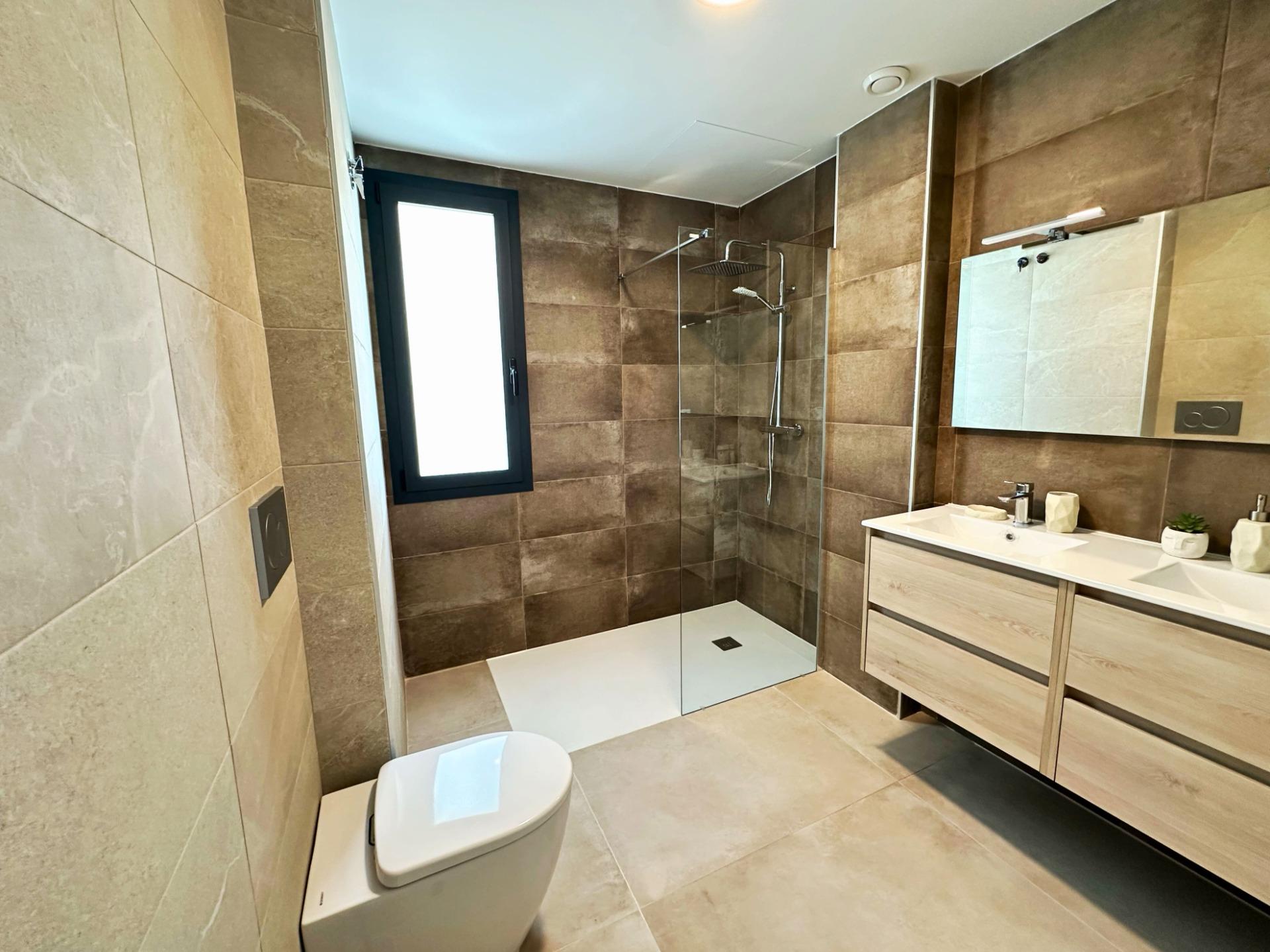 4-22-53 EXCLUSIVIDAD Y BIENESTAR: VILLA CON JARDÍN Y GARAJE PRIVADO