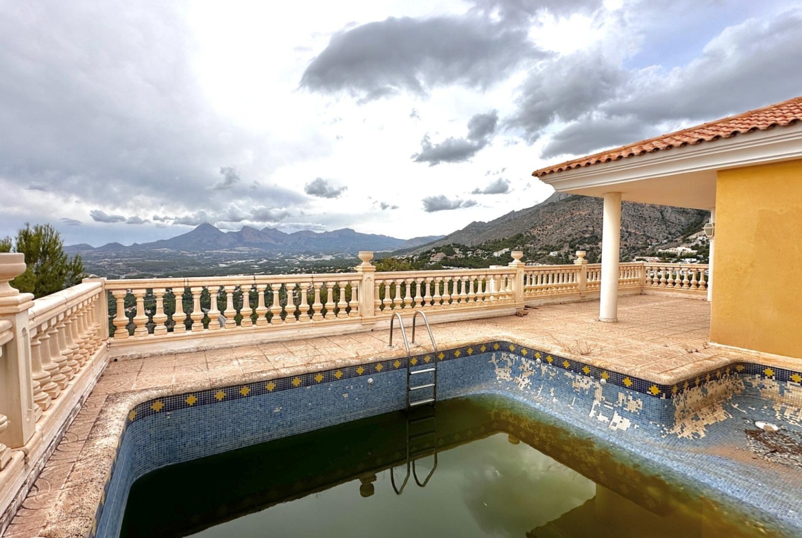 “Villa met panoramisch uitzicht en groot potentieel in Altea Hills”