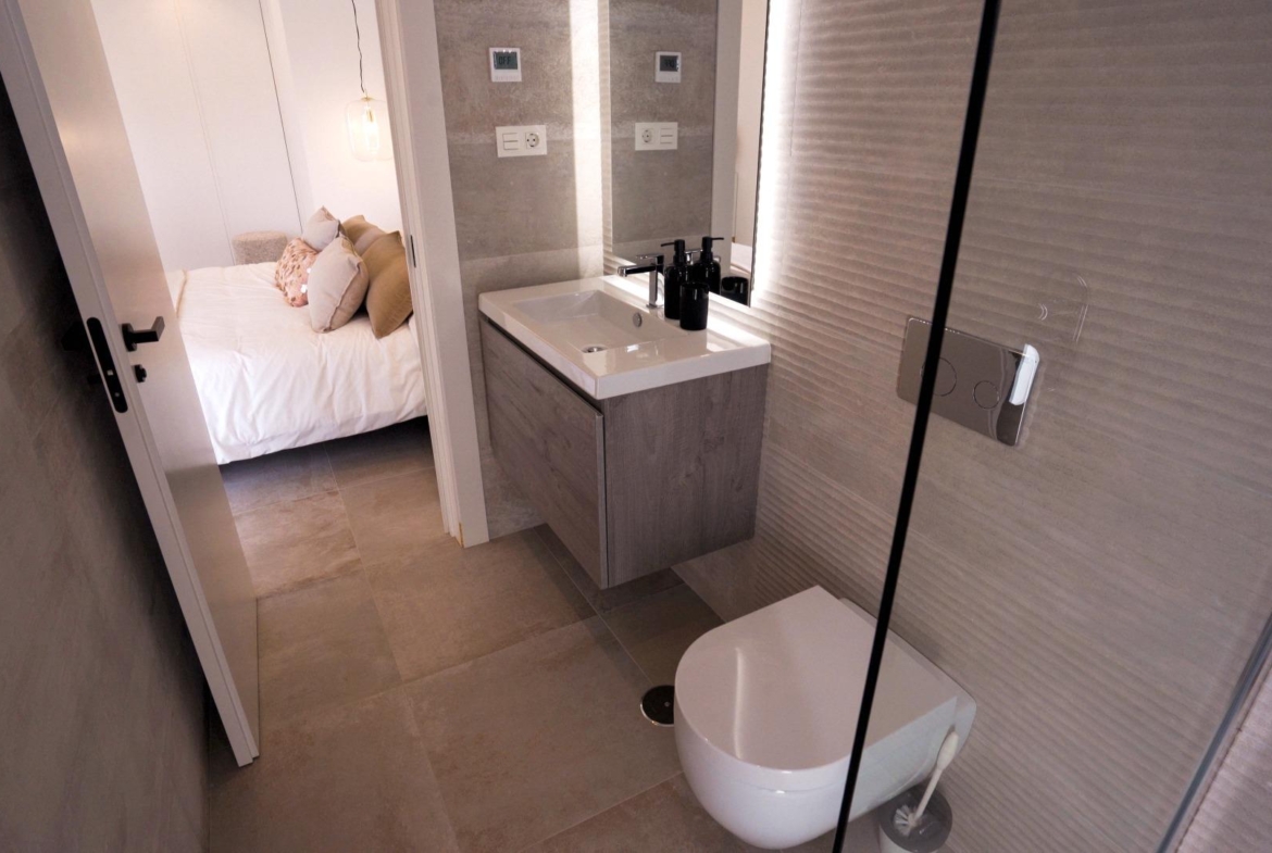 VILLAS DE LUJO! OBRA NUEVA DE ALTA CALIDAD! 3 DORMITORIOS. 3 BAÑOS. PISCINA PRIVADA. PARCELA 180M2.
