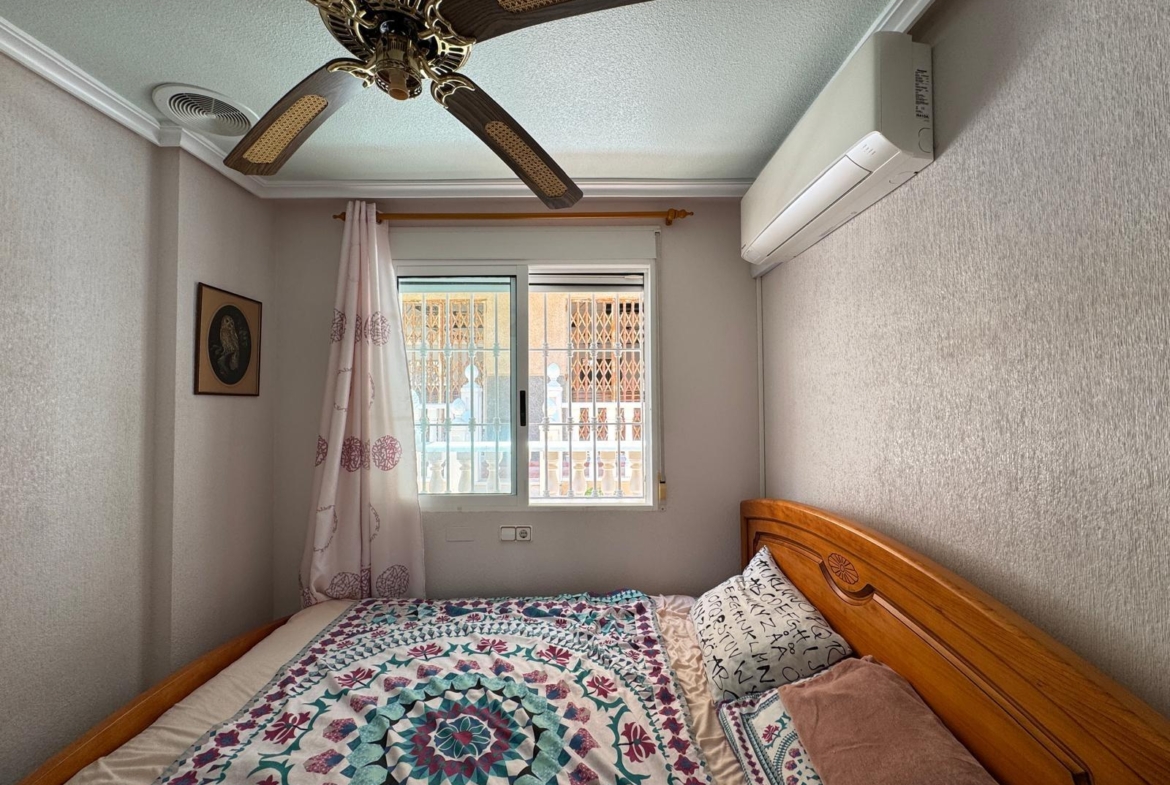 ADOSADO EN GUARDAMAR DEL SEGURA CON GARAJE A 400 METROS DE PLAYA. 3 DORM. 2 BAÑOS. SOTANO DE 60 M2. PISCINA COMUNITARIA.