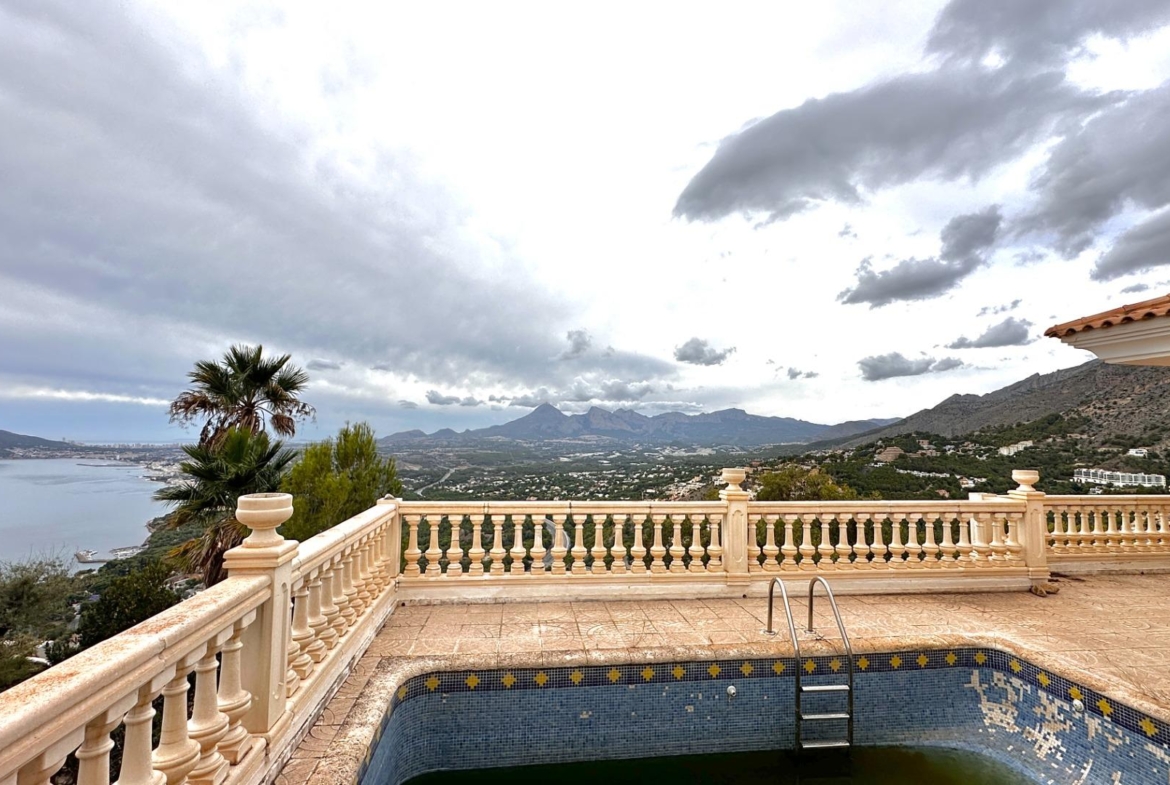 “Villa met panoramisch uitzicht en groot potentieel in Altea Hills”