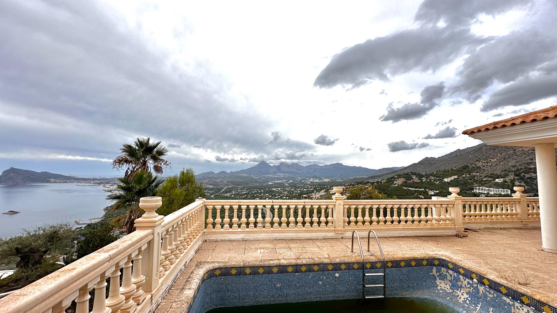 “Villa met panoramisch uitzicht en groot potentieel in Altea Hills”