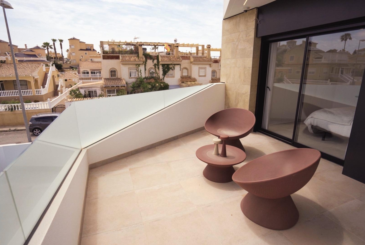 VILLAS DE LUJO! OBRA NUEVA DE ALTA CALIDAD! 3 DORMITORIOS. 3 BAÑOS. PISCINA PRIVADA. PARCELA 180M2.