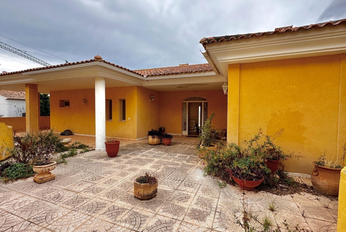 “Villa met panoramisch uitzicht en groot potentieel in Altea Hills”