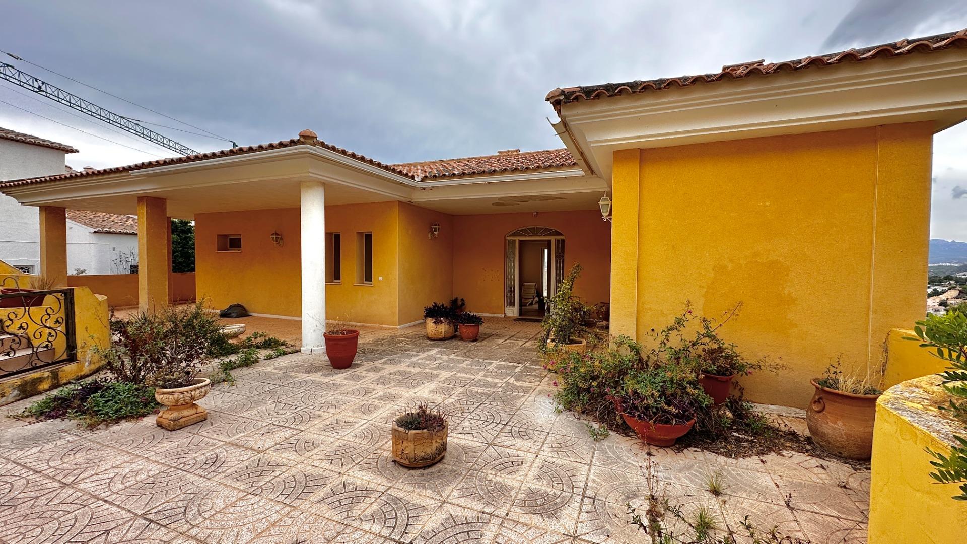 “Villa met panoramisch uitzicht en groot potentieel in Altea Hills”