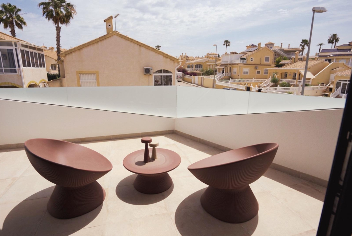 VILLAS DE LUJO! OBRA NUEVA DE ALTA CALIDAD! 3 DORMITORIOS. 3 BAÑOS. PISCINA PRIVADA. PARCELA 180M2.