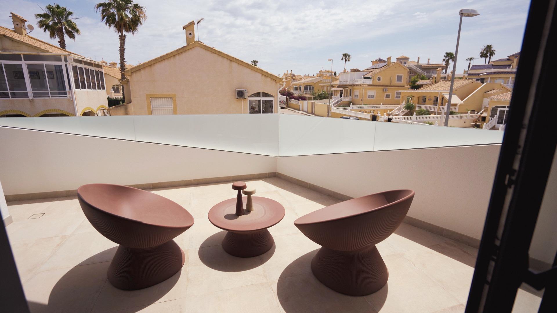 VILLAS DE LUJO! OBRA NUEVA DE ALTA CALIDAD! 3 DORMITORIOS. 3 BAÑOS. PISCINA PRIVADA. PARCELA 180M2.