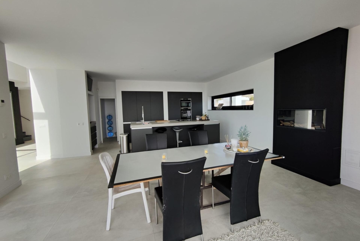 LARGE MODERN VILLA IN FINESTRAT