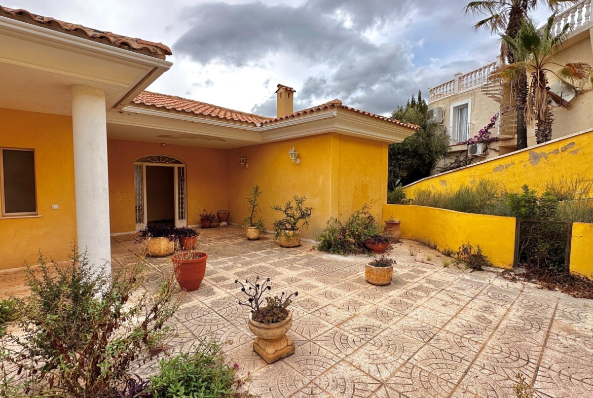 “Villa met panoramisch uitzicht en groot potentieel in Altea Hills”