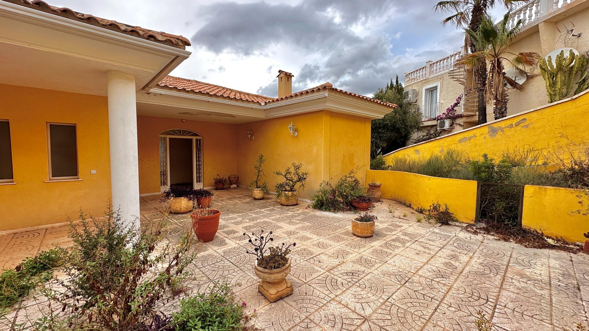 “Villa met panoramisch uitzicht en groot potentieel in Altea Hills”