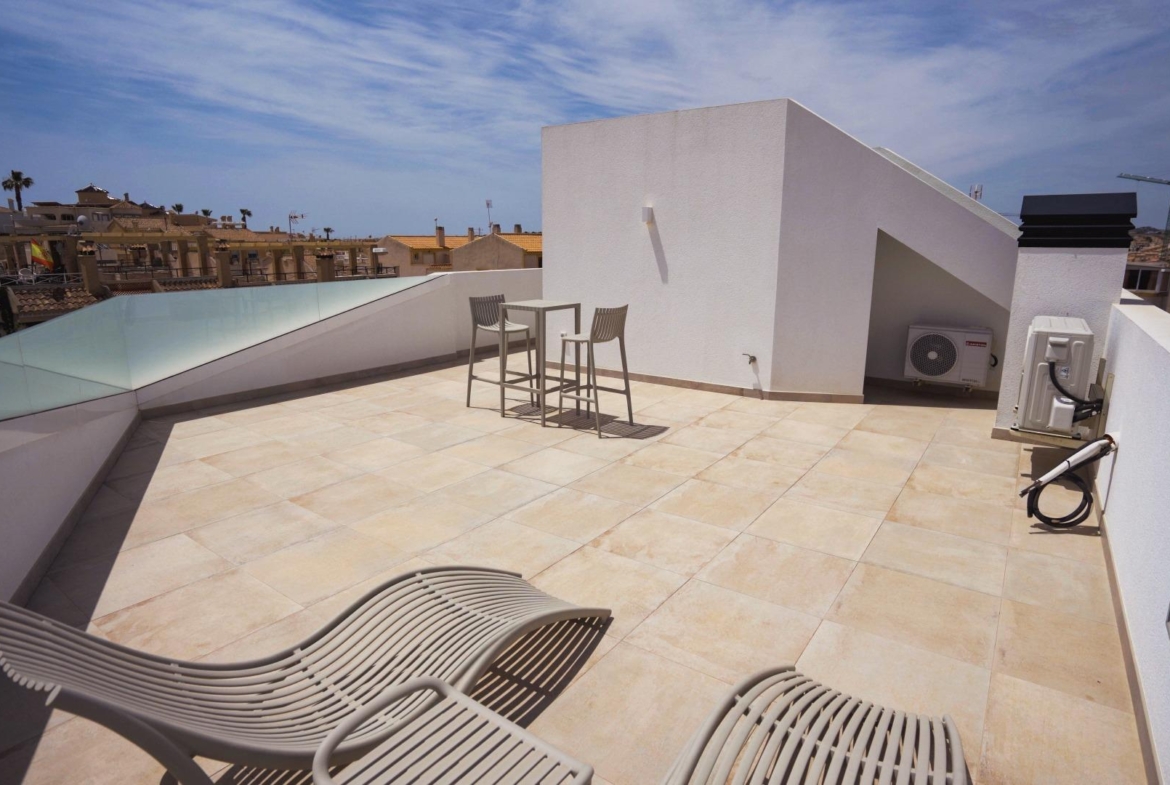 VILLAS DE LUJO! OBRA NUEVA DE ALTA CALIDAD! 3 DORMITORIOS. 3 BAÑOS. PISCINA PRIVADA. PARCELA 180M2.