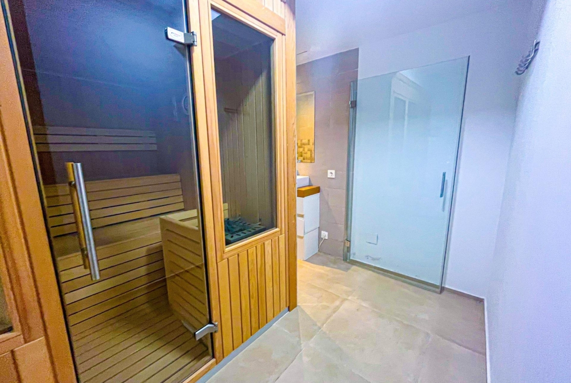 VILLA DE LUJO EN LA ZENIA. 5 DORM. 4 BAÑOS. PISCINA PRIVADA. PARCELA 410 M2.