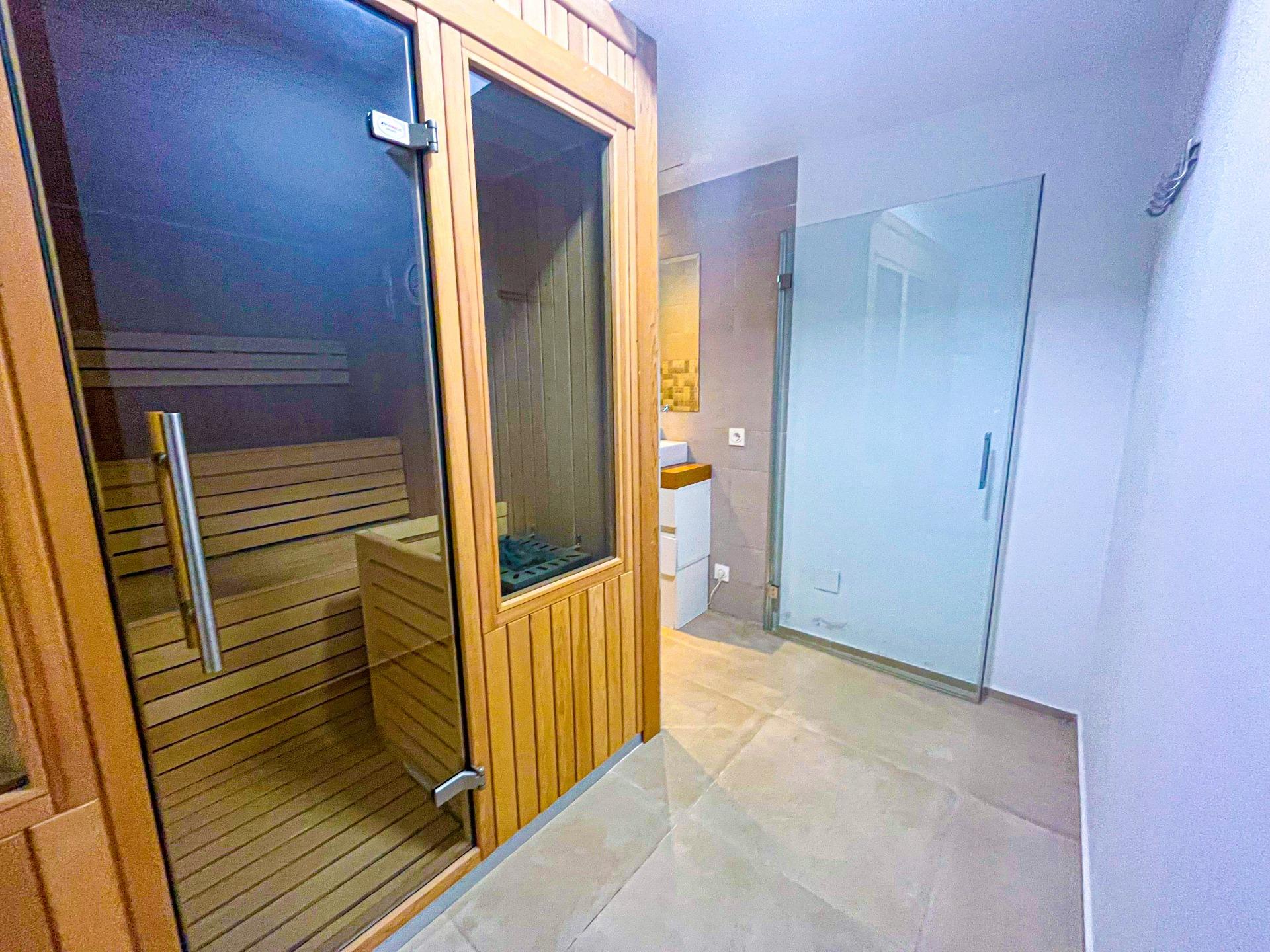 4-26-29 VILLA DE LUJO EN LA ZENIA. 5 DORM. 4 BAÑOS. PISCINA PRIVADA. PARCELA 410 M2.