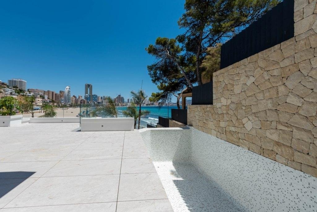 l Impressionante Dúplex a Estrenar en Primera Línea de Playa en Benidorm – Poniente