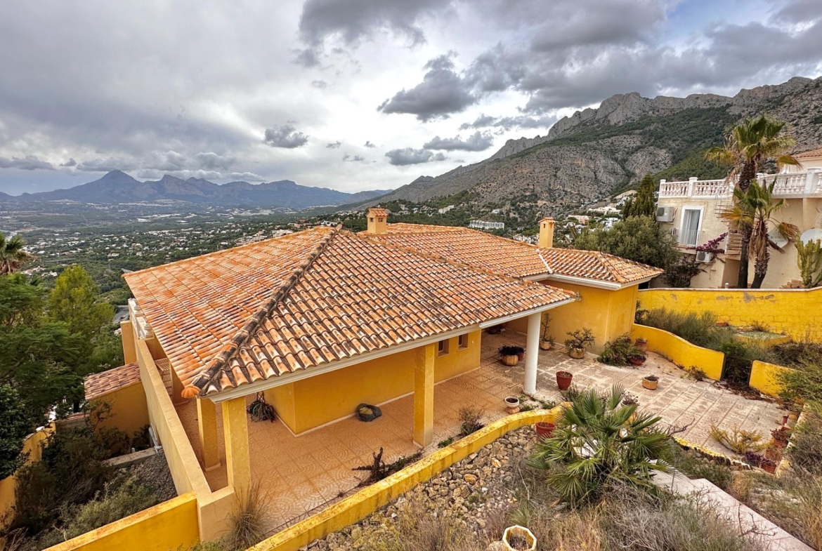 “Villa met panoramisch uitzicht en groot potentieel in Altea Hills”