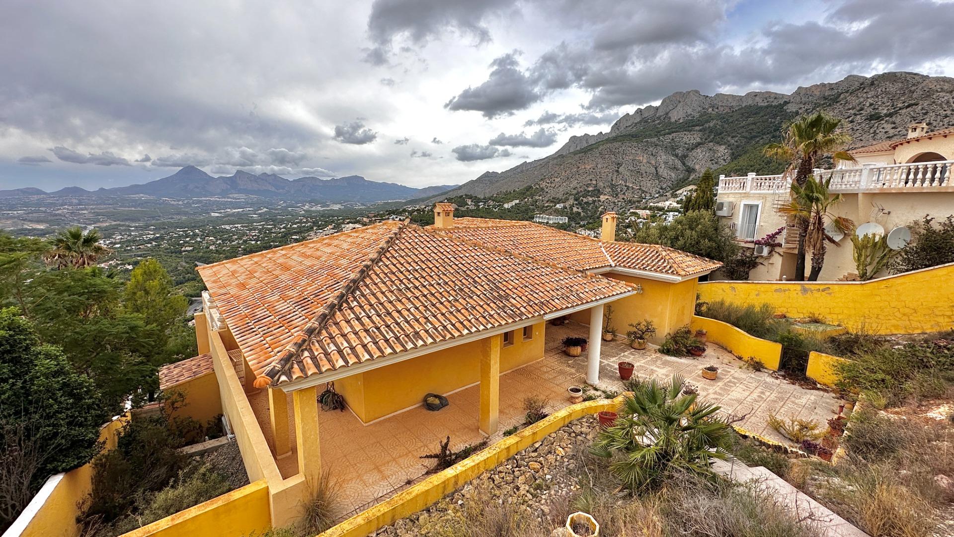 “Villa met panoramisch uitzicht en groot potentieel in Altea Hills”