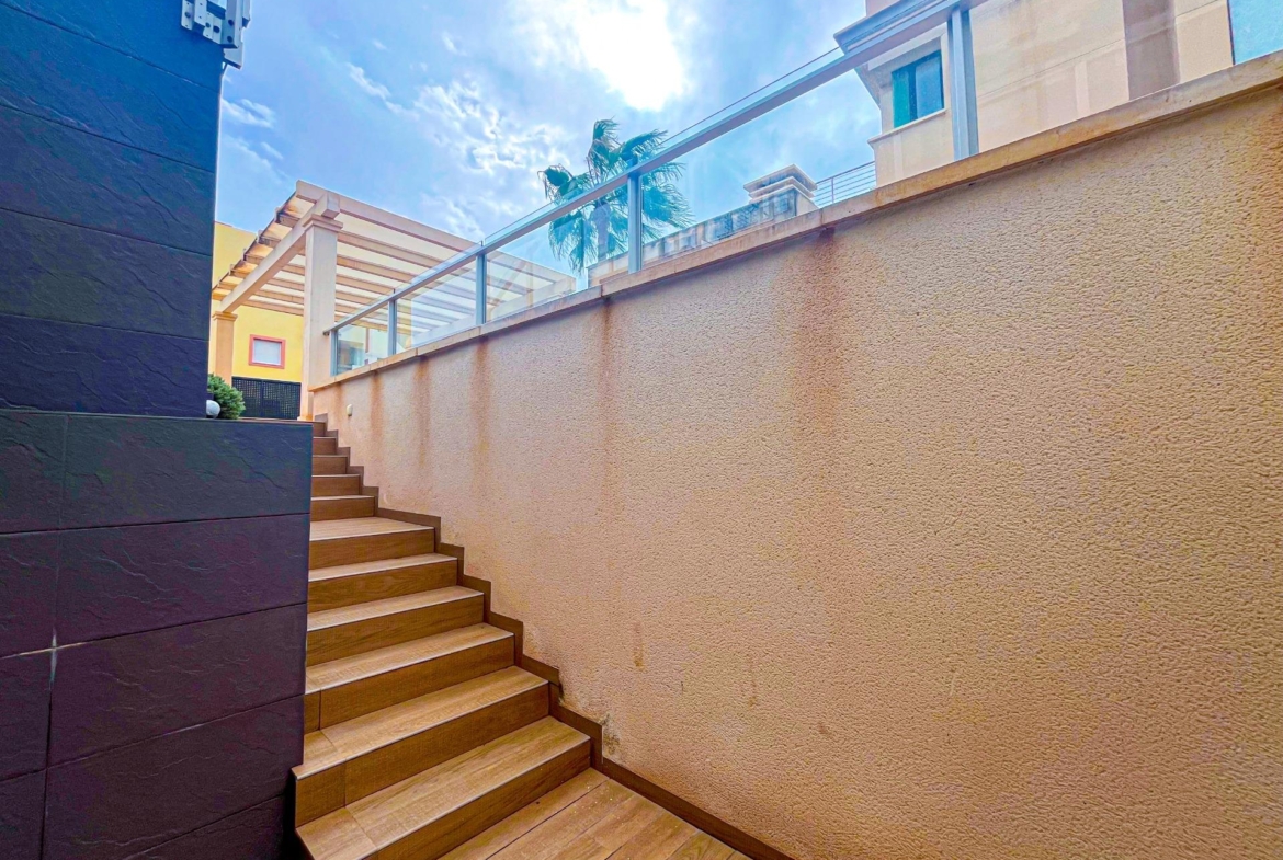 VILLA DE LUJO EN LA ZENIA. 5 DORM. 4 BAÑOS. PISCINA PRIVADA. PARCELA 410 M2.